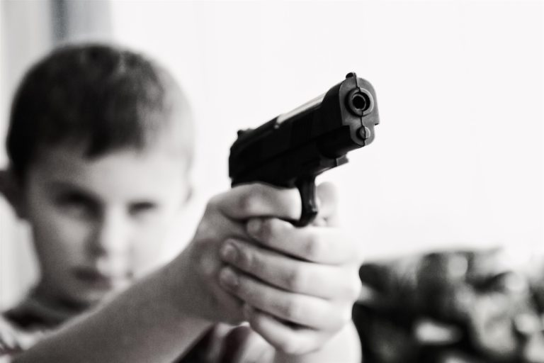 pedimom-blur-child-gun-52984