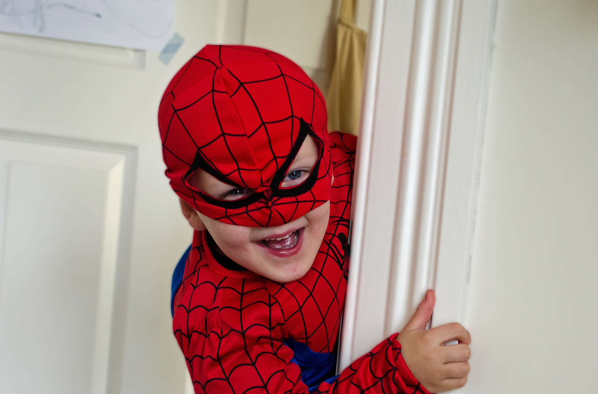 Человек видео для детей. Человек в костюме человека паука. Костюм человека паука детский. Костюм мальчика Спайдермена. Мальчик человек паук.