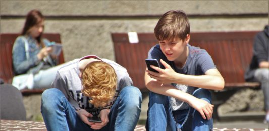 Social media FOMO